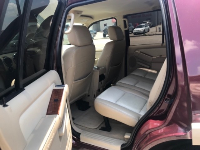 Ford Explorer Vehicle Full-screen Gallery Image 9