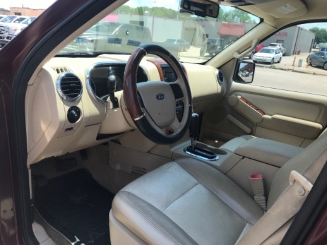 Ford Explorer Vehicle Full-screen Gallery Image 14