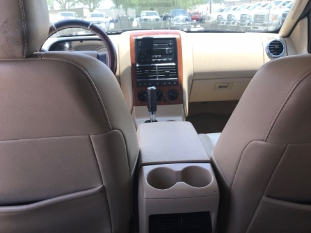 Ford Explorer Vehicle Full-screen Gallery Image 18