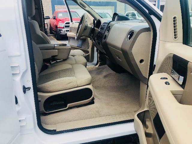 Ford F-150 Vehicle Full-screen Gallery Image 17