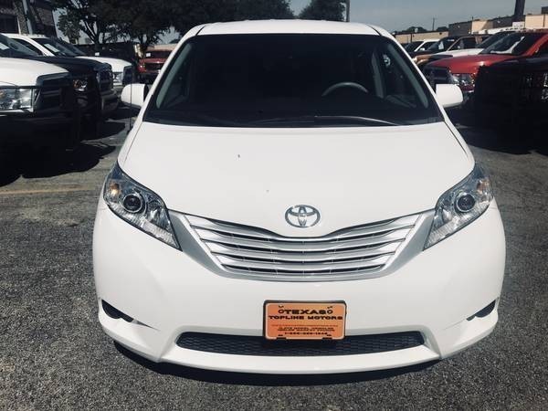 Toyota Sienna Vehicle Full-screen Gallery Image 03