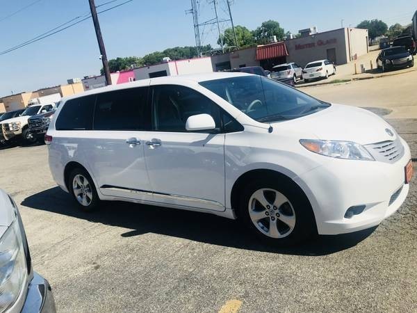 Toyota Sienna Vehicle Full-screen Gallery Image 05