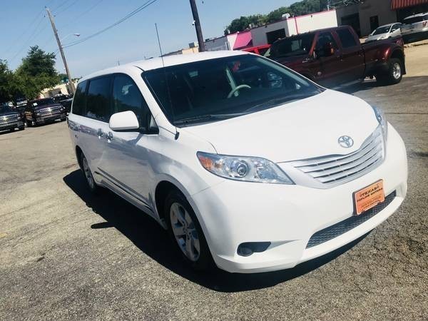 Toyota Sienna Vehicle Full-screen Gallery Image 07