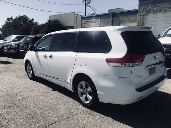 Toyota Sienna Vehicle Full-screen Gallery Image 09