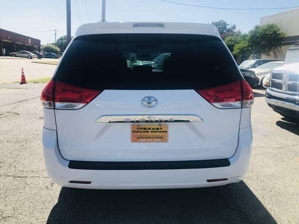 Toyota Sienna Vehicle Full-screen Gallery Image 11