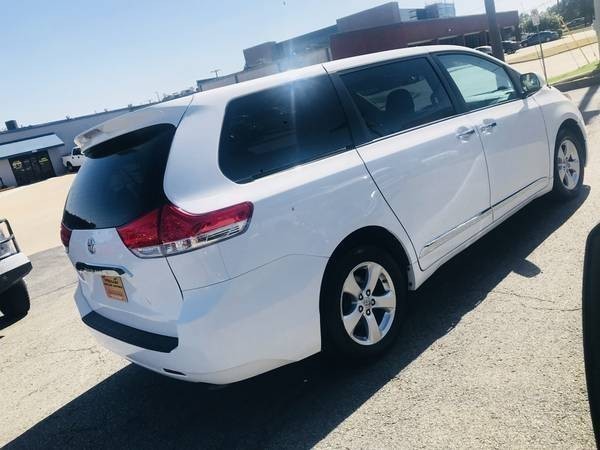 Toyota Sienna Vehicle Full-screen Gallery Image 12