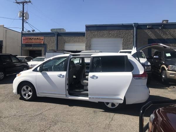 Toyota Sienna Vehicle Full-screen Gallery Image 14