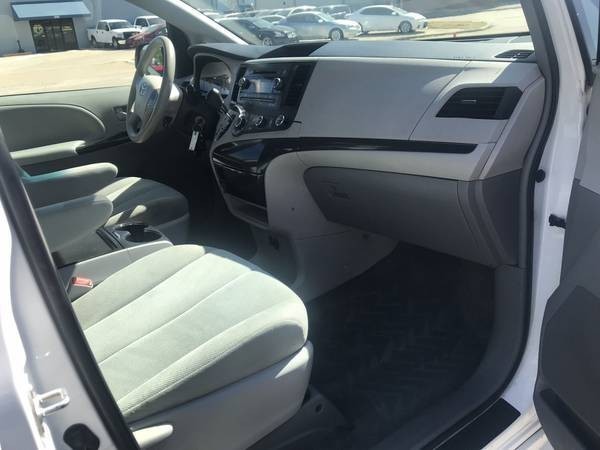 Toyota Sienna Vehicle Full-screen Gallery Image 16