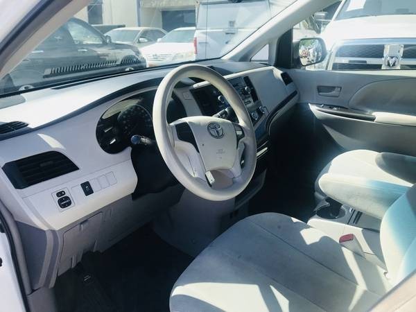 Toyota Sienna Vehicle Full-screen Gallery Image 17