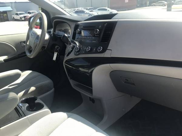 Toyota Sienna Vehicle Full-screen Gallery Image 18