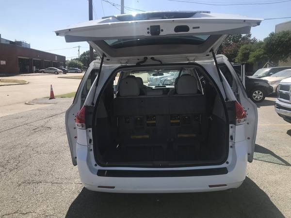 Toyota Sienna Vehicle Full-screen Gallery Image 19