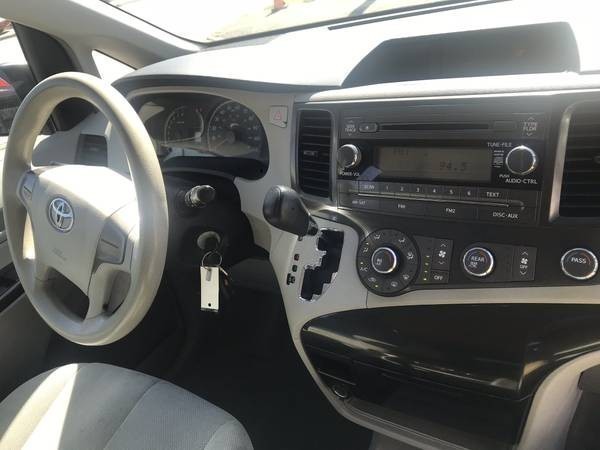 Toyota Sienna Vehicle Full-screen Gallery Image 21