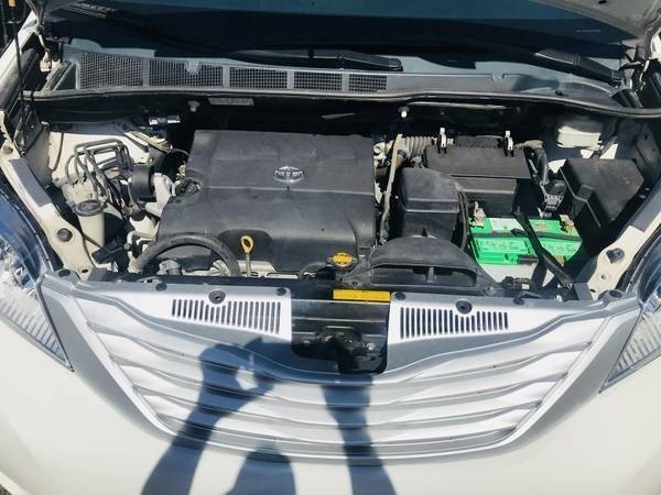 Toyota Sienna Vehicle Full-screen Gallery Image 23