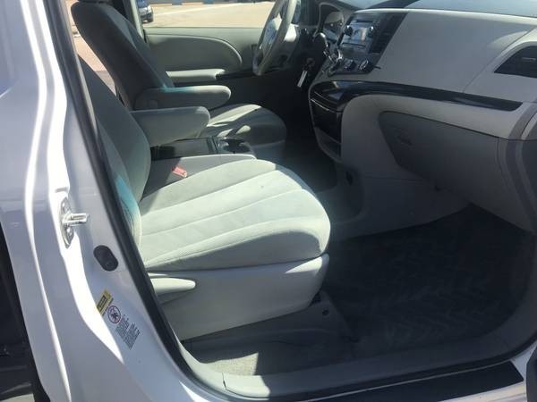 Toyota Sienna Vehicle Full-screen Gallery Image 25