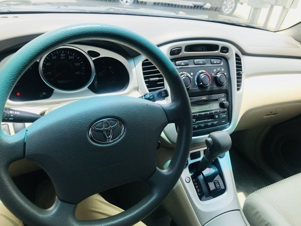 Toyota Highlander Vehicle Full-screen Gallery Image 15