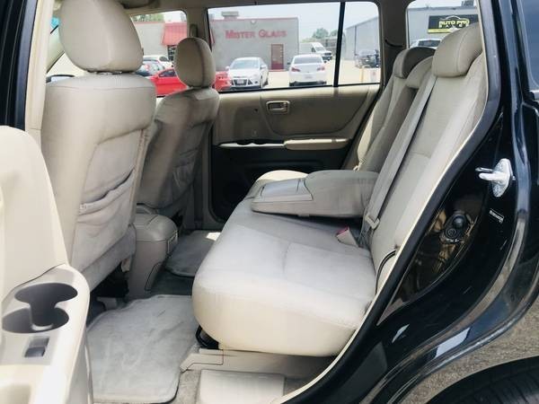 Toyota Highlander Vehicle Full-screen Gallery Image 17