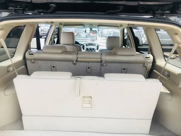 Toyota Highlander Vehicle Full-screen Gallery Image 19