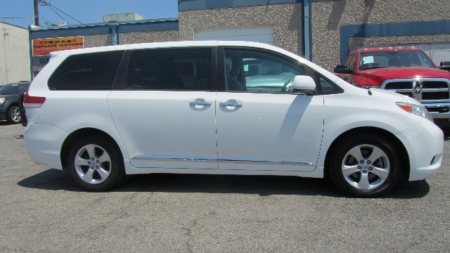 Toyota Sienna Vehicle Full-screen Gallery Image 06