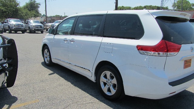 Toyota Sienna Vehicle Full-screen Gallery Image 10
