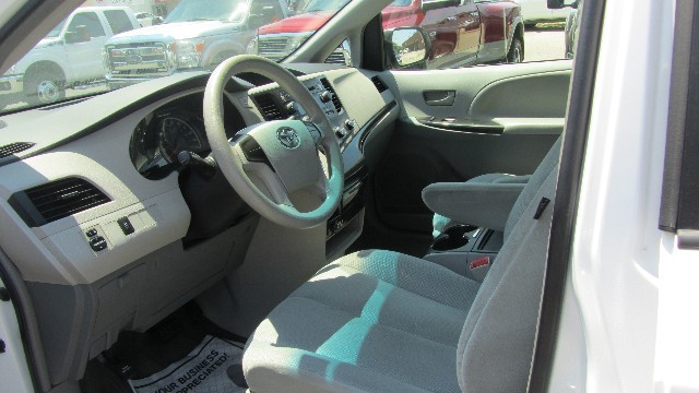 Toyota Sienna Vehicle Full-screen Gallery Image 13