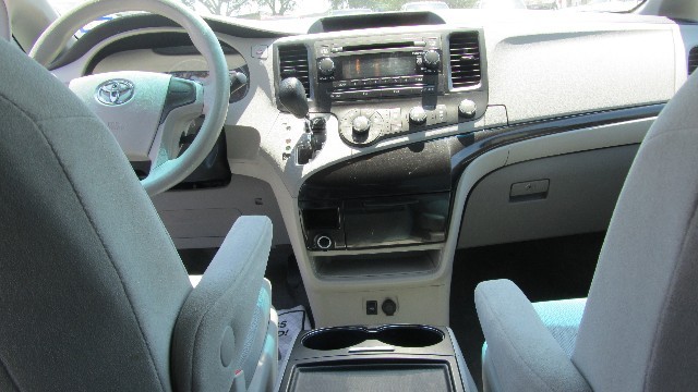 Toyota Sienna Vehicle Full-screen Gallery Image 16