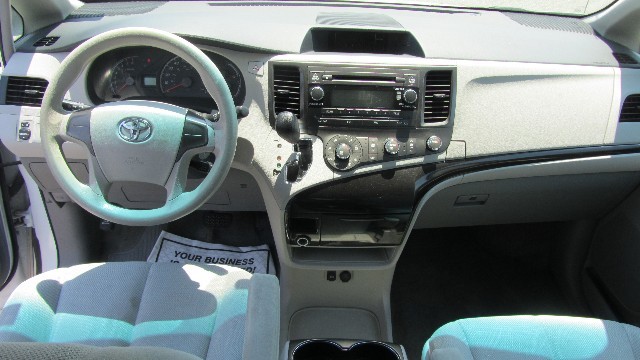 Toyota Sienna Vehicle Full-screen Gallery Image 17