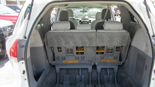 Toyota Sienna Vehicle Full-screen Gallery Image 21