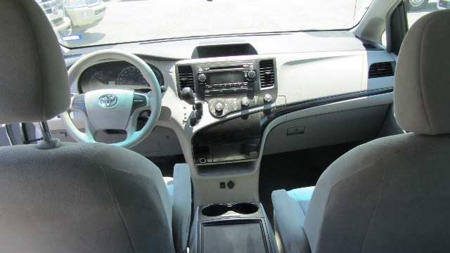 Toyota Sienna Vehicle Full-screen Gallery Image 15
