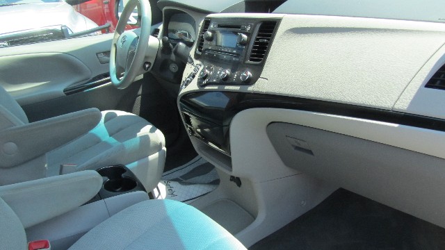 Toyota Sienna Vehicle Full-screen Gallery Image 20