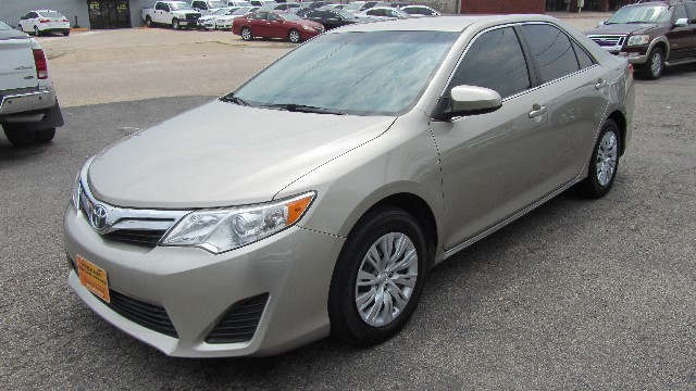 Toyota Camry Vehicle Full-screen Gallery Image 02