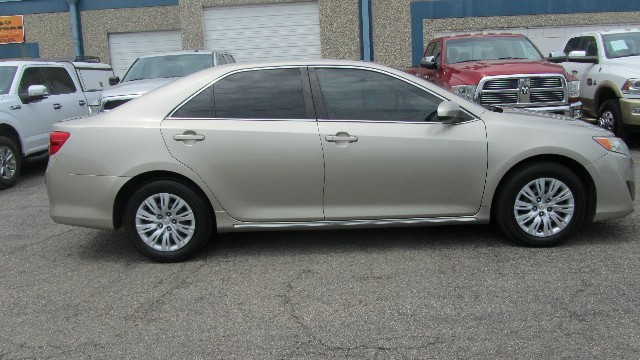Toyota Camry Vehicle Full-screen Gallery Image 04