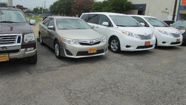 Toyota Camry Vehicle Full-screen Gallery Image 05