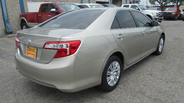 Toyota Camry Vehicle Full-screen Gallery Image 06