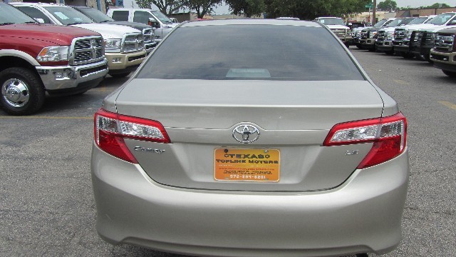 Toyota Camry Vehicle Full-screen Gallery Image 07