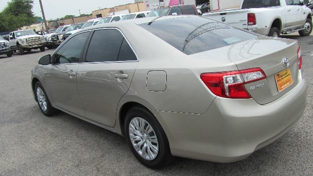 Toyota Camry Vehicle Full-screen Gallery Image 08