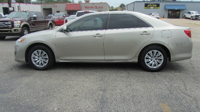 Toyota Camry Vehicle Full-screen Gallery Image 09