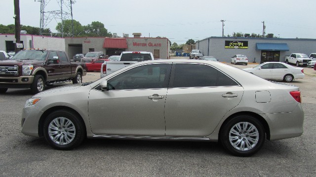 Toyota Camry Vehicle Full-screen Gallery Image 10