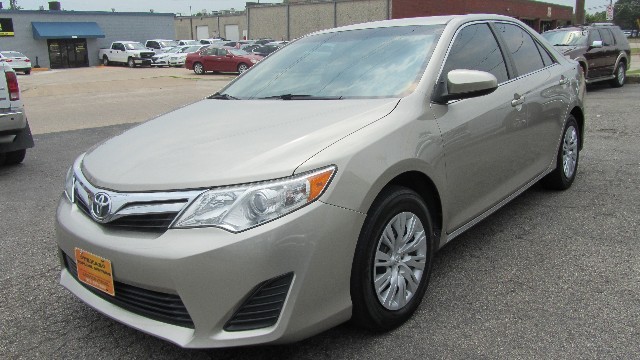 Toyota Camry Vehicle Full-screen Gallery Image 11