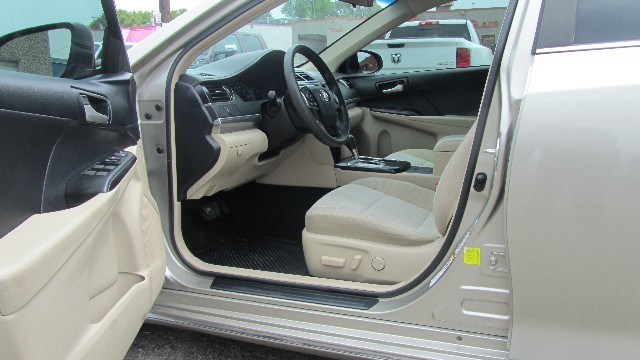Toyota Camry Vehicle Full-screen Gallery Image 12