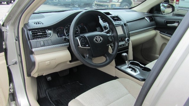 Toyota Camry Vehicle Full-screen Gallery Image 13