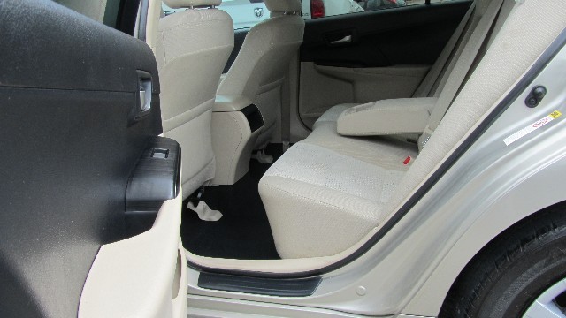 Toyota Camry Vehicle Full-screen Gallery Image 14