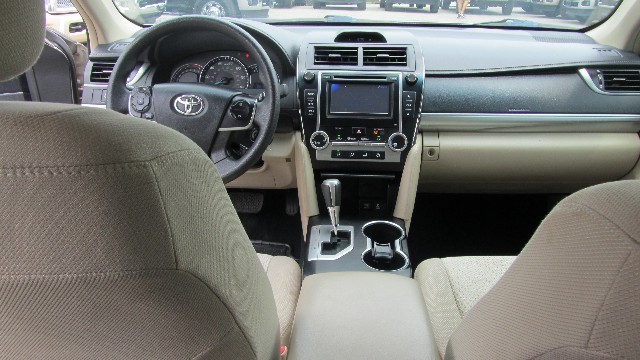Toyota Camry Vehicle Full-screen Gallery Image 15