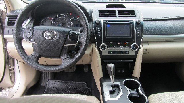 Toyota Camry Vehicle Full-screen Gallery Image 16