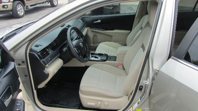 Toyota Camry Vehicle Full-screen Gallery Image 17