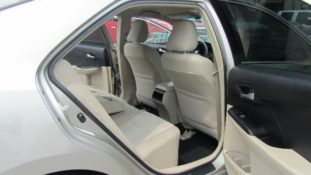 Toyota Camry Vehicle Full-screen Gallery Image 18