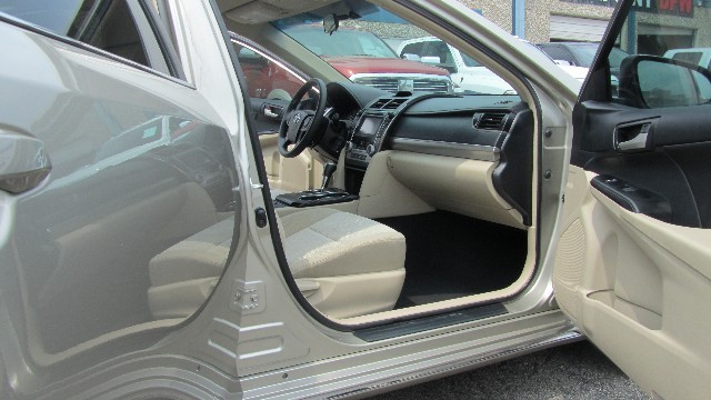 Toyota Camry Vehicle Full-screen Gallery Image 19