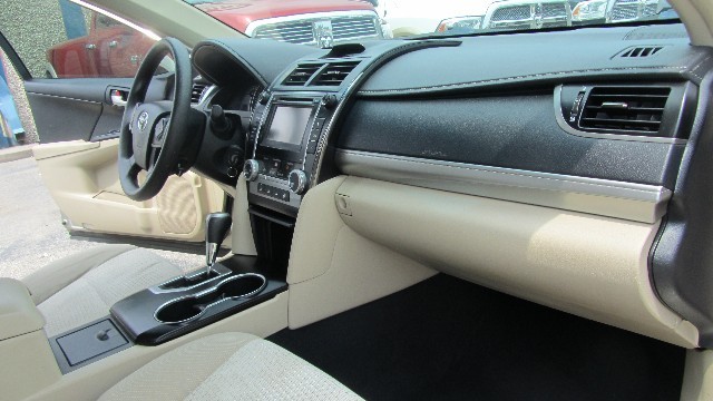 Toyota Camry Vehicle Full-screen Gallery Image 20