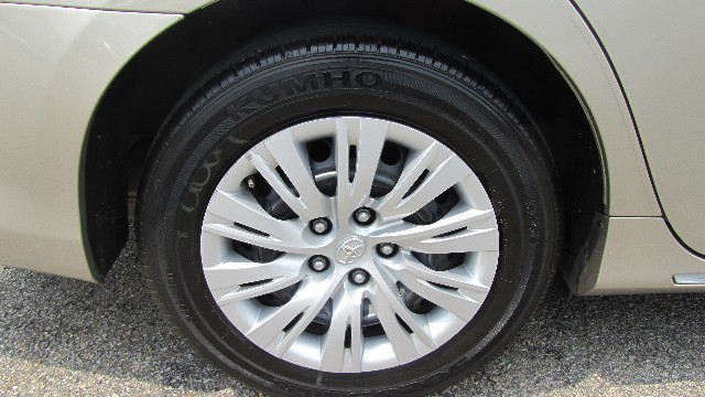 Toyota Camry Vehicle Full-screen Gallery Image 21