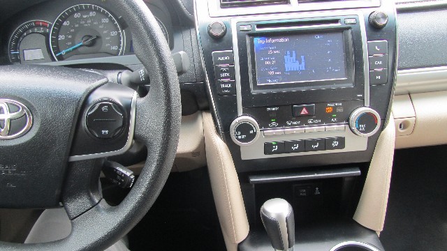 Toyota Camry Vehicle Full-screen Gallery Image 23