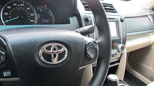 Toyota Camry Vehicle Full-screen Gallery Image 26